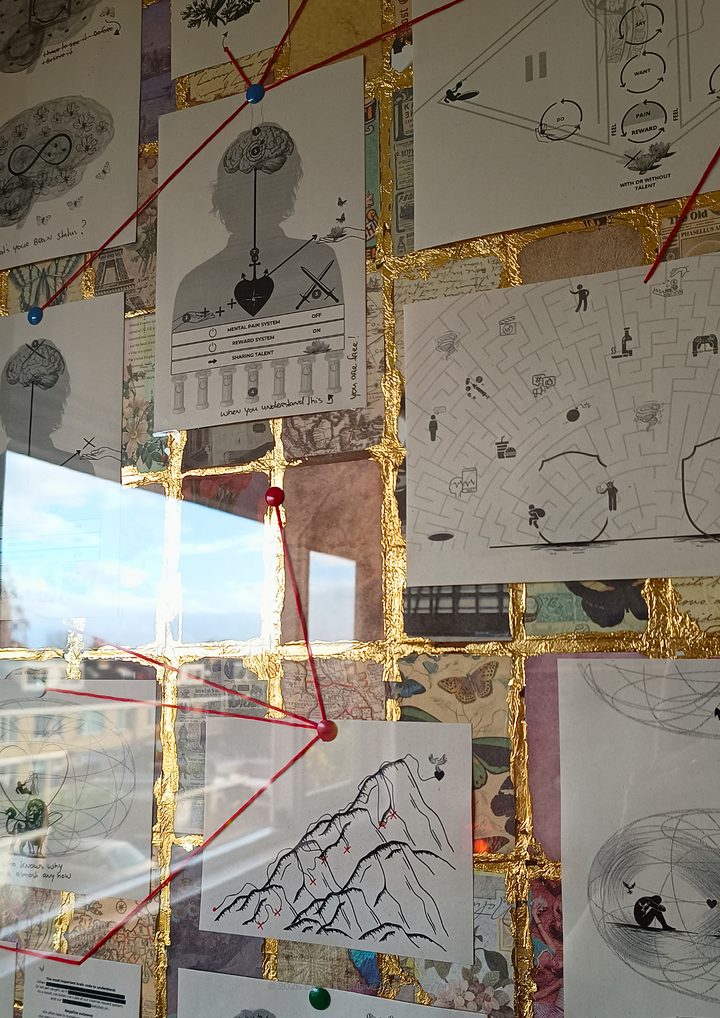 Detail van werk 1 in het daglicht: illustraties verbonden met rode draad, met de weerspiegeling van een raam in het glas.