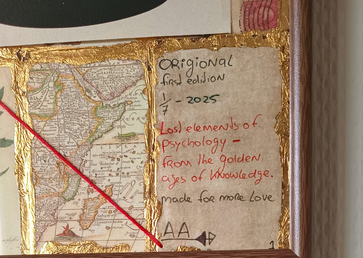 Het handgeschreven label rechtsonder op het werk, naast een fragment van een oude landkaart met bladgoud.